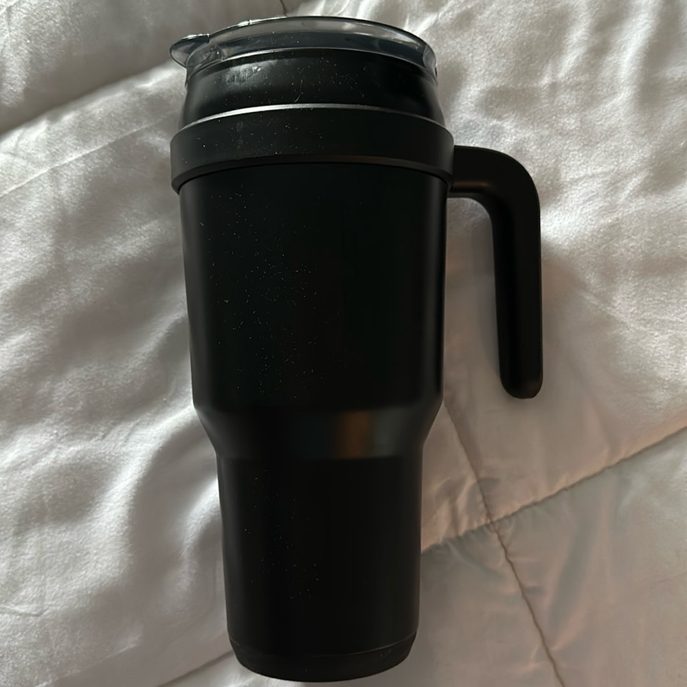 40 oz reduce, multi lid cup. Only used a couple of times.